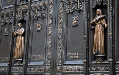 7210952-detail-of-door-at-st-patrick-s-cathedral-midtown-manhattan-new-york-city-new-york-usa